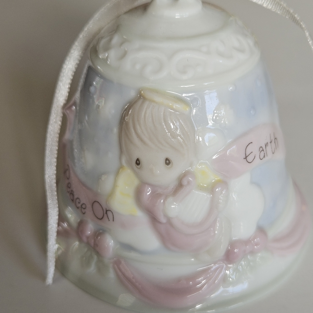 Precious Moments 1993 Peace on Earth Bell Ornament - Picture 3 of 6